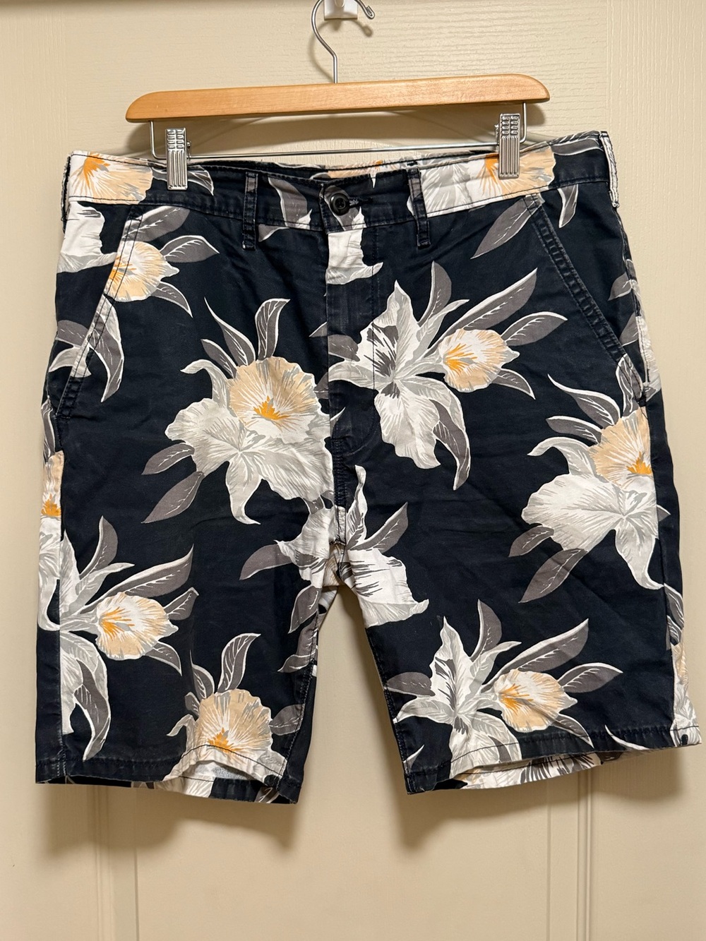 Levi’s Men's Floral Print Black Cotton Shorts - White & Yellow Bloom Sz 34